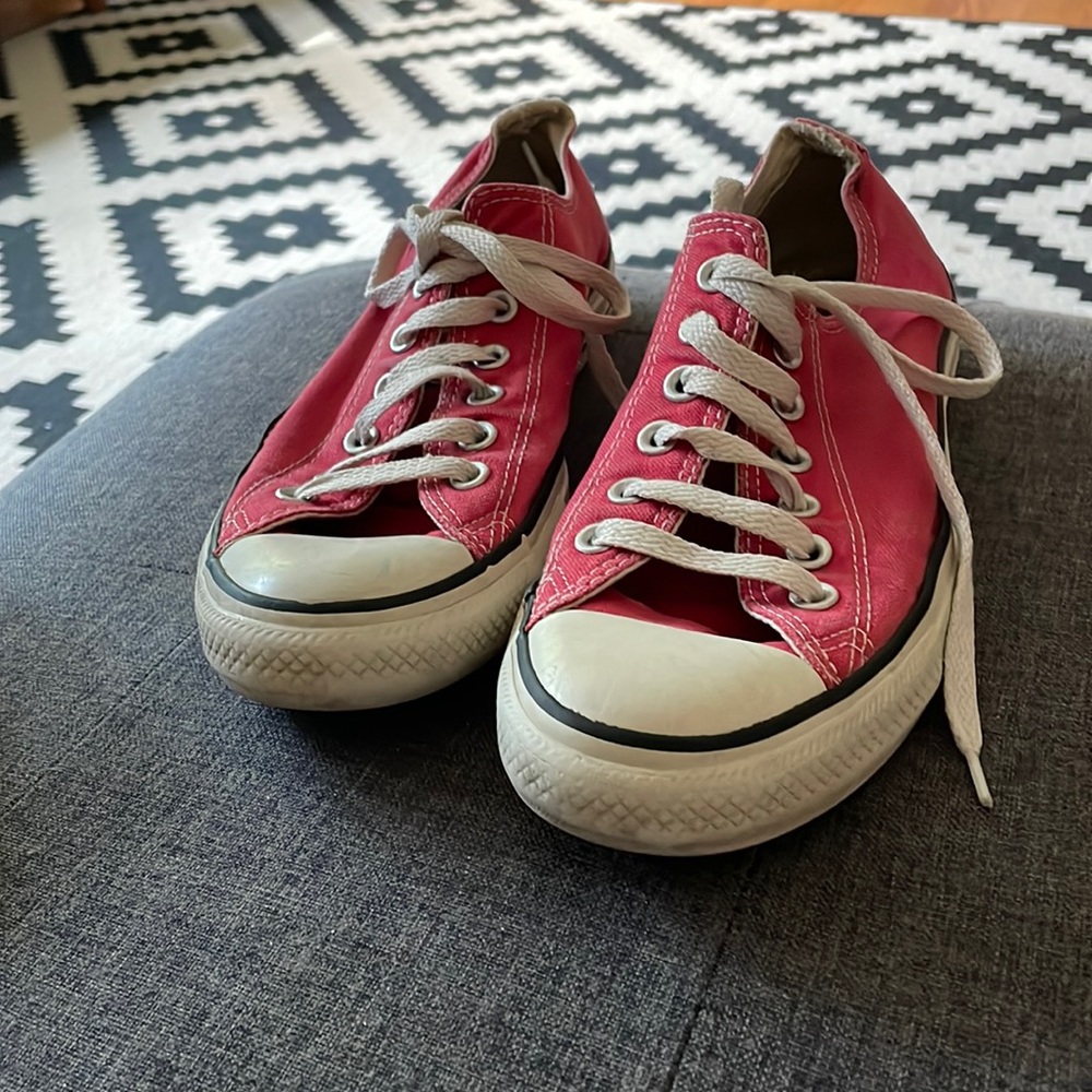 Loved red converse shoes men’s 7 / women’s 9